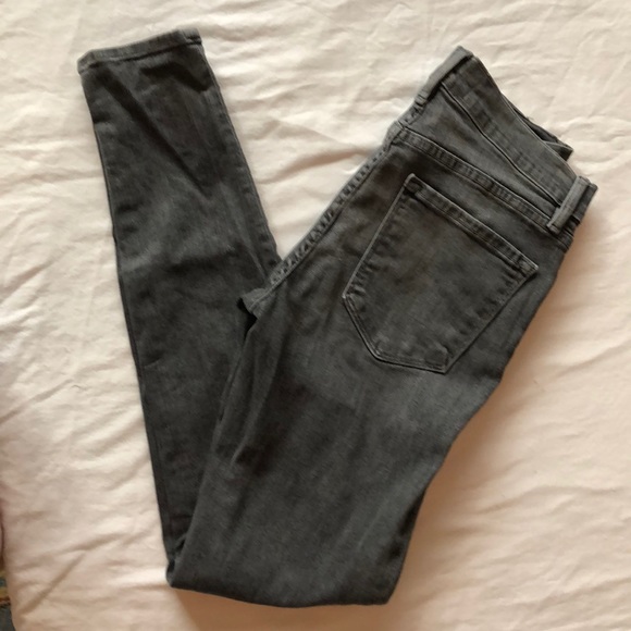 FRAME Le Skinny de Jeanne Jeans. Color: Chambers - Picture 7 of 7